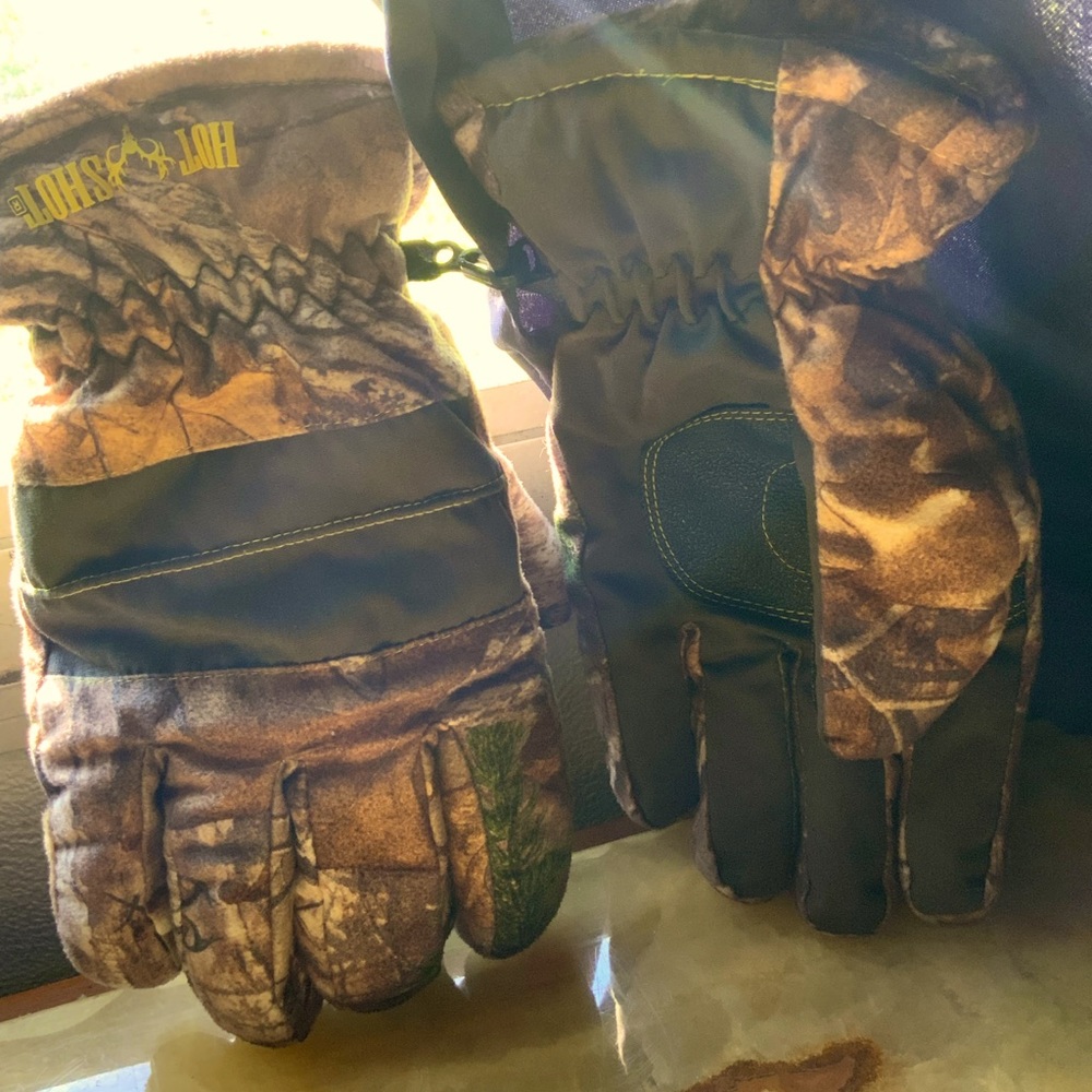 M/W warm gloves with clip , can fit snug around anybody really.